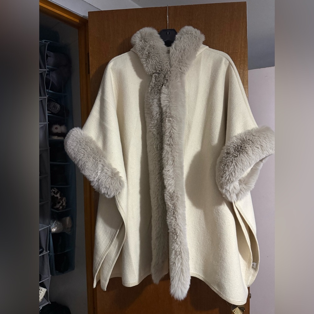 Rachel Zoe Cream Cape with Taupe Faux Fur Trim New with tags